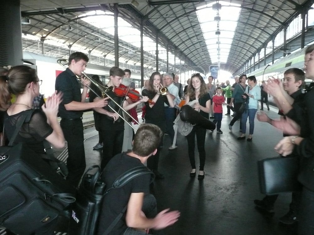 <p>Die musikalische Aufführung endete erst im Bahnhofsgebäude Luzern. (Bild: Daniel Spiesecke)</p>